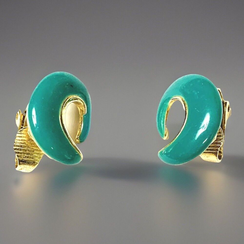 Mint Green Enamel Swirl Clip On Earrings Gold Tone Retro Trendy Vintage 3/4"